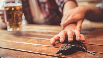 Мужская рука тянется за ключами от авто