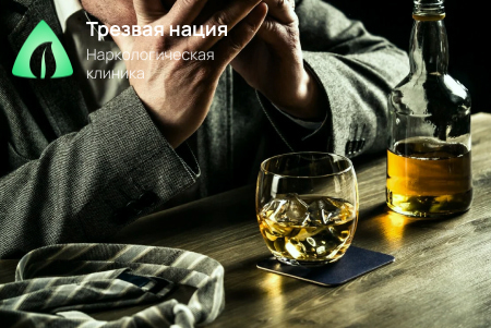 Мужчина с бутылкой и бокалом алкоголя