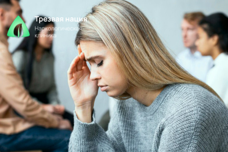 Женщина сидит вдали от людей