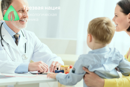 Врач в кабинете с ребенком и его мамой